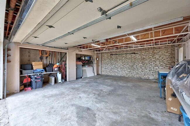 Building Photo - 8517 Grandview Dr