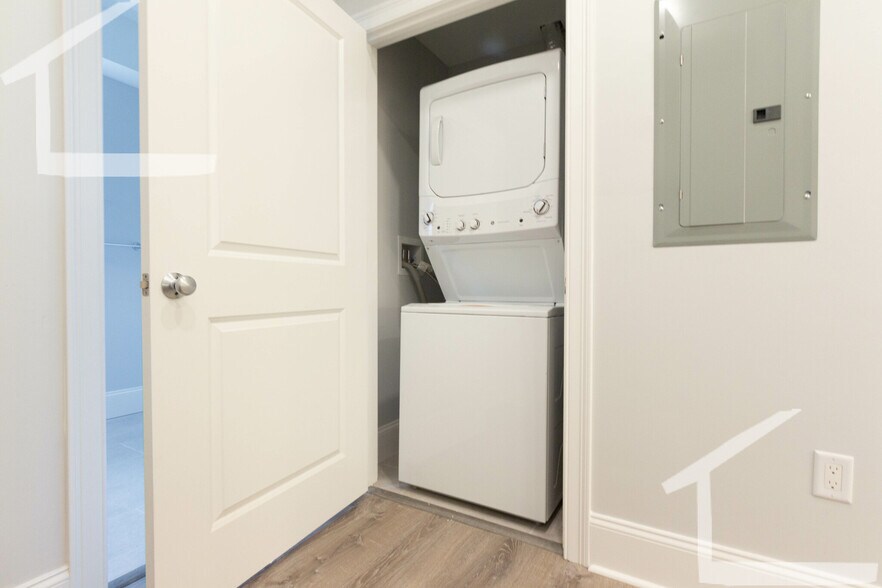 Building Photo - 120 Kenrick St