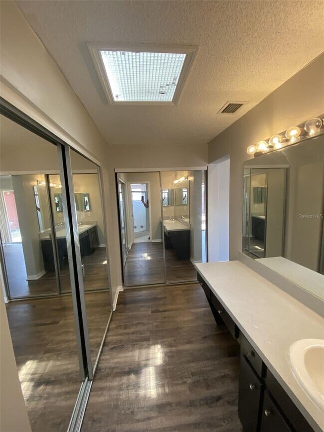 Building Photo - 2 bed 2 bath With Private Courtyard