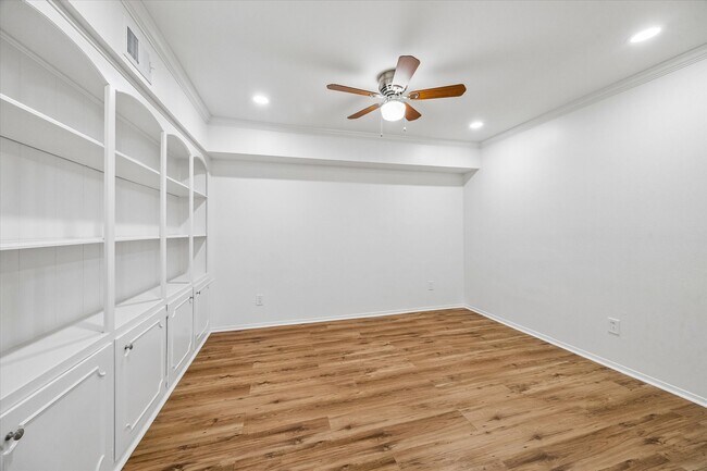 Building Photo - 357 N Post Oak Ln