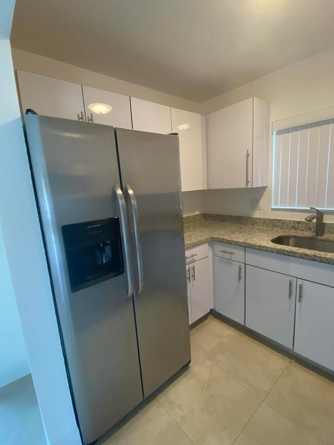 Building Photo - 560 NE 19th Ave