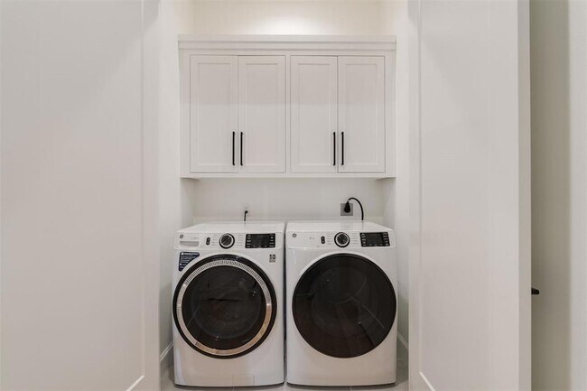 Building Photo - 827 NW 8th St