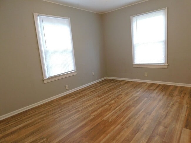 Building Photo - Cute 2-bedroom, 1 bath duplex near downtown.