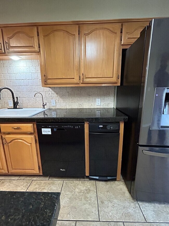 Building Photo - Beautiful Large Family Home!!!