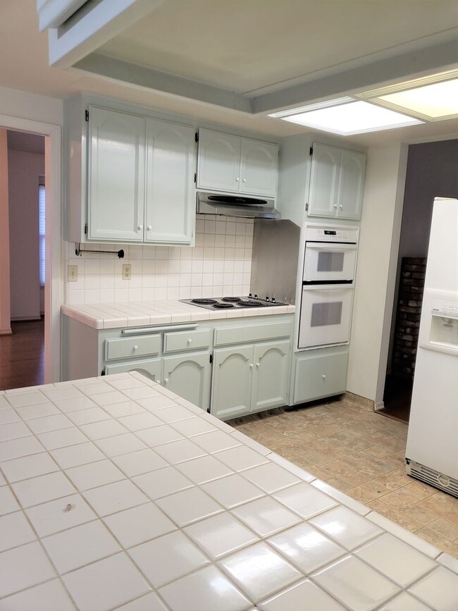 Building Photo - 4 bedroom 2 1/2 bath home in Sunset Oaks