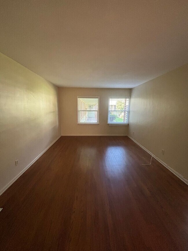 Interior Photo - 1000