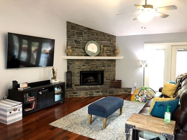 Building Photo - Beautifully Renovated Home in The Reserve!