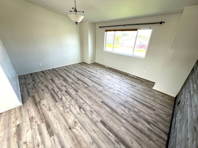Building Photo - Pet Friendly 4 Bed 2 Bath Single Family Home W/ Fully Fenced Yard, Double Car Garage Located in E...