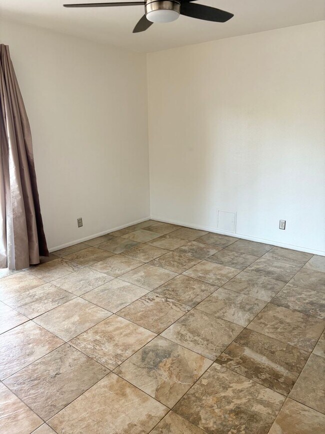 Building Photo - **Excellent 3br/2ba/2garage HOUSE (EXTENSI...