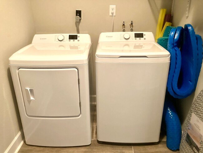 Building Photo - Completely remodeled waterfront condo!