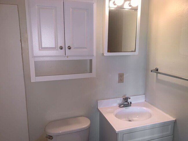 Building Photo - $995 | 1 Bedroom, 1 Bathroom House |*Cat Friendly | Available for Immediate Move In!