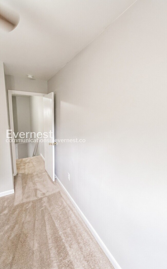 Building Photo - Spacious Town Home with Fenced Yard and Modern Amenities | Pet Friendly | Available Soon!