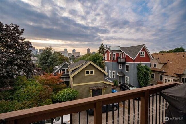 Building Photo - 3Bd/2.5Ba Seattle Townhouse