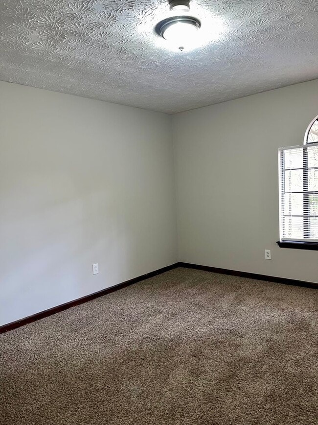 Building Photo - Secluded but Centrally Located 3 Bed/2 Bath Ranch!