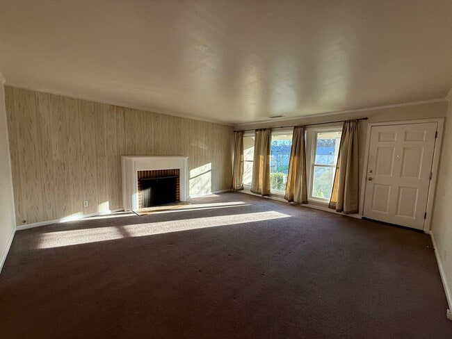 Building Photo - Spacious 2 bed 1 bath available now!