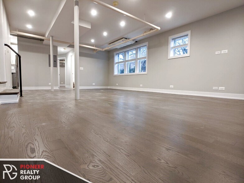 Building Photo - 1931 W Winona St