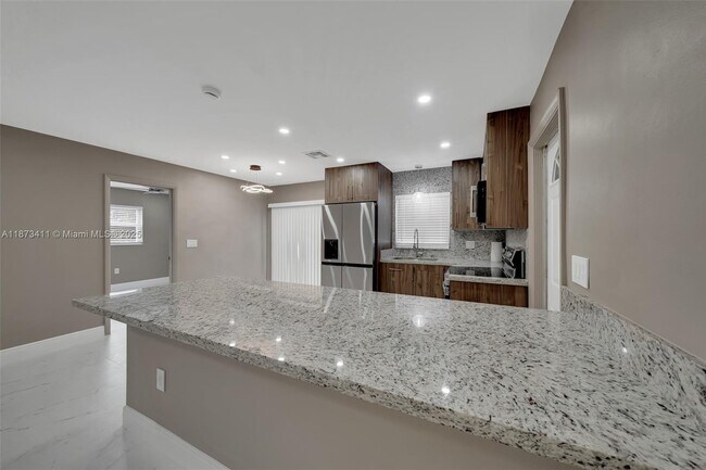 Building Photo - 7762 Plantation Blvd