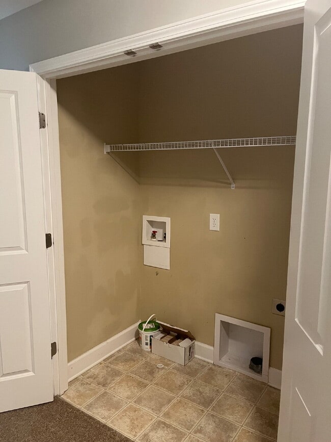 Building Photo - "Charming 2-Bed Townhouse Retreat with 2.5...