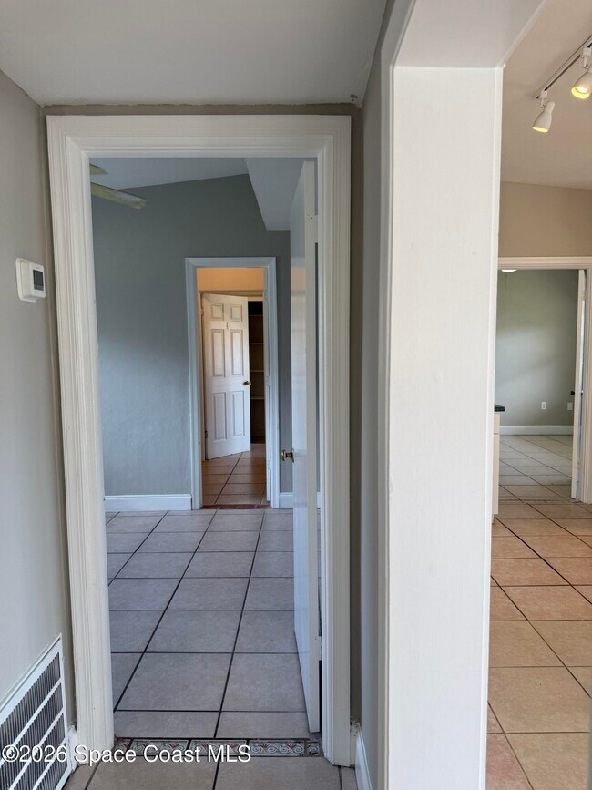 Building Photo - 910 S Orlando Ave