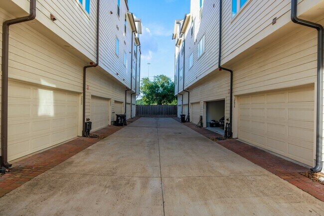 Building Photo - 2656 Fountain Key Blvd