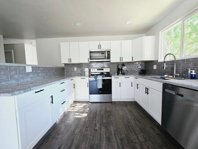 Building Photo - 8570 Harvard Park Dr