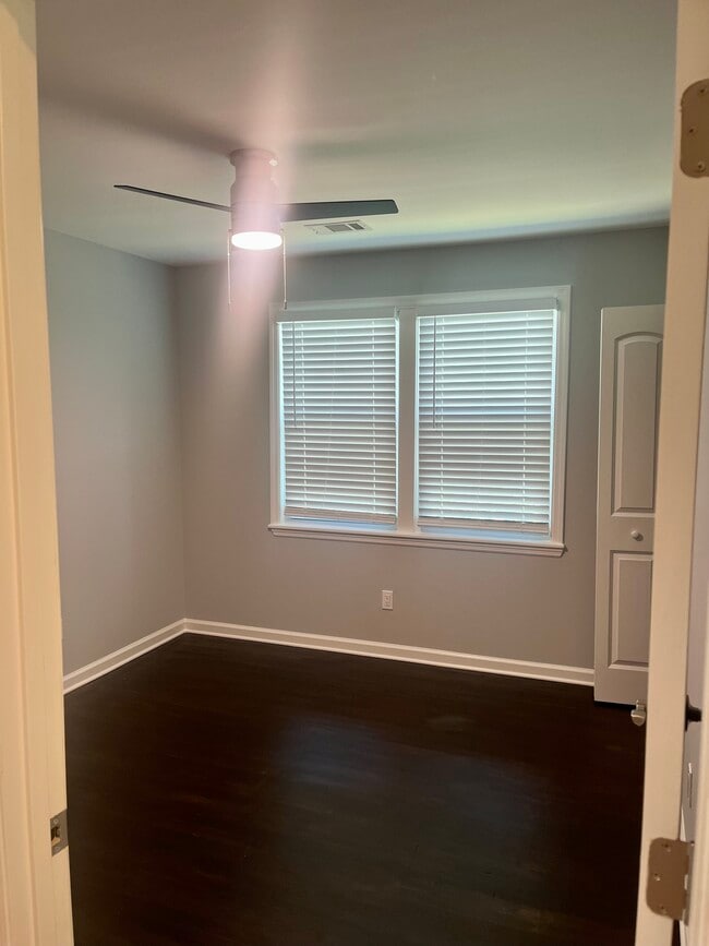 Building Photo - 701 E 35th St