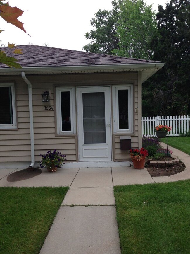 Building Photo - Evolve Real Estate: Available 6/6/2026! Quaint 3 Bedroom Ranch with Huge Yard in University Hills...