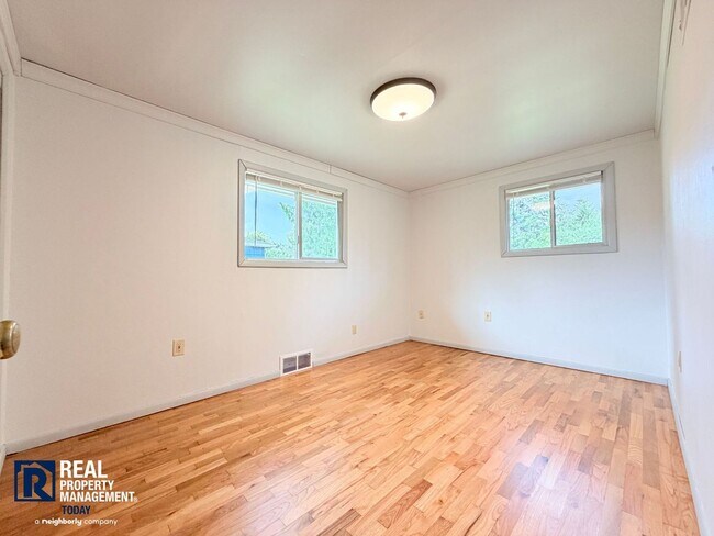 Building Photo - Charming Tacoma Home with Huge Fenced Yard, Garage & Hardwood Floors