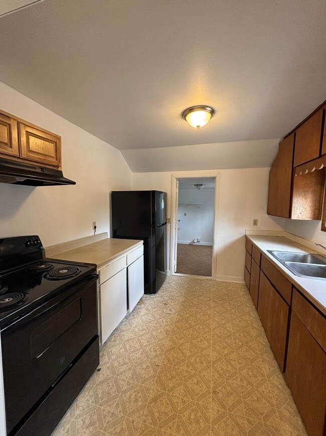 Building Photo - Great Home With Lots of Space