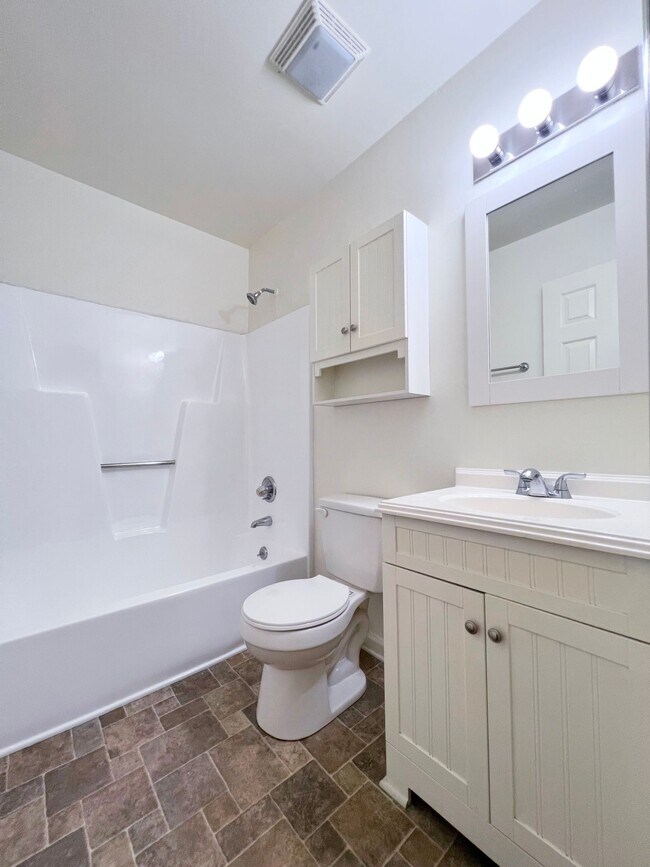 Building Photo - Three-Bedroom, Two Bathroom at Hill Street Duplex