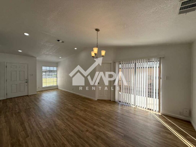 Building Photo - 13243 Larkwalk St