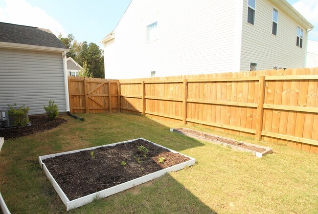 Building Photo - 3/2.5 House with Fenced-In yard and GORGEOUS interior!