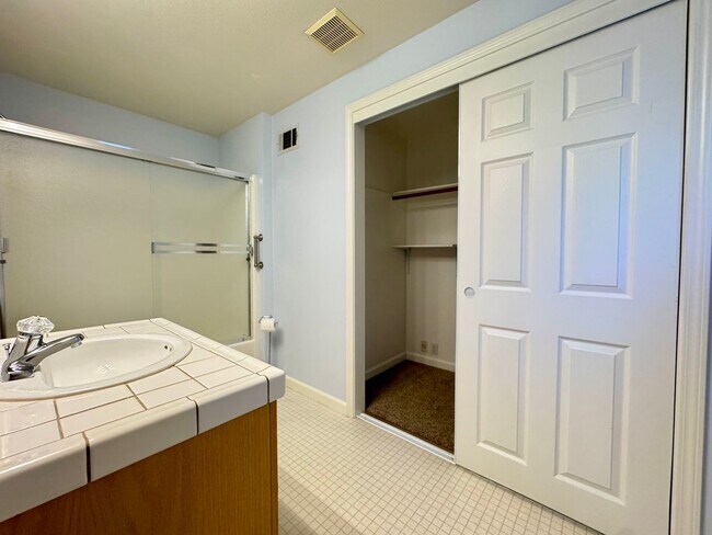 Building Photo - Spacious 3 bedroom, 3 bath bi-level home nestled in the scenic Sierra Nevada foothills