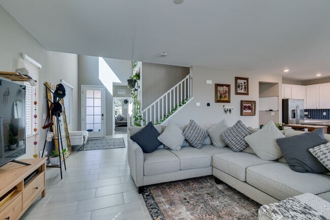 Building Photo - Gated, 4bed + loft with Bedroom and Full bathroom downstairs. Skye Canyon