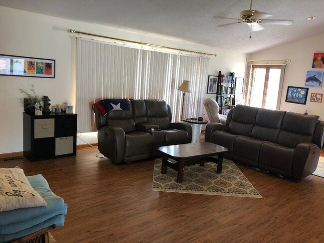 Building Photo - 3 Bedroom 2 bath