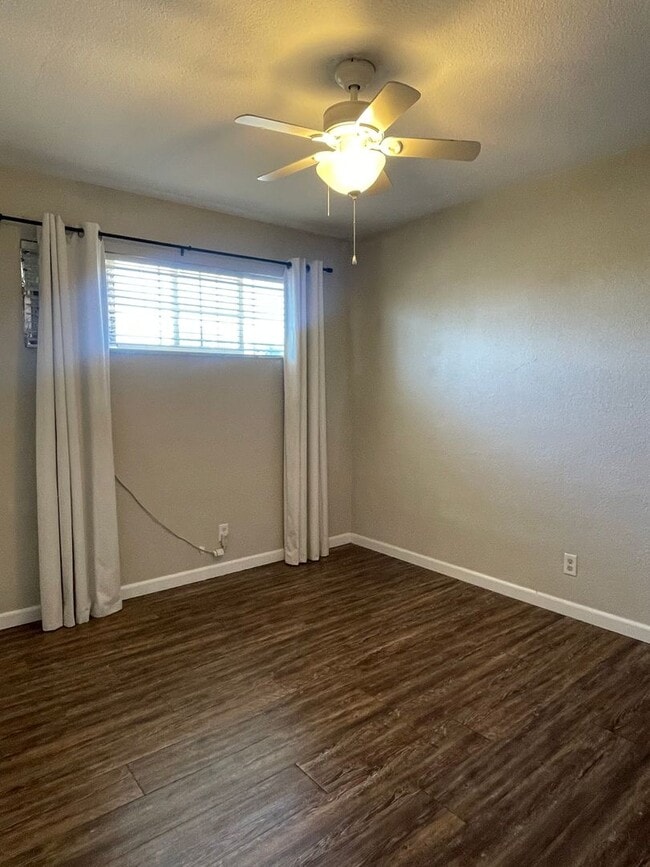 Building Photo - 590-596 Iris Drive