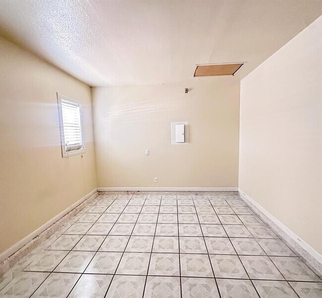 Building Photo - 2909 Donnell Dr
