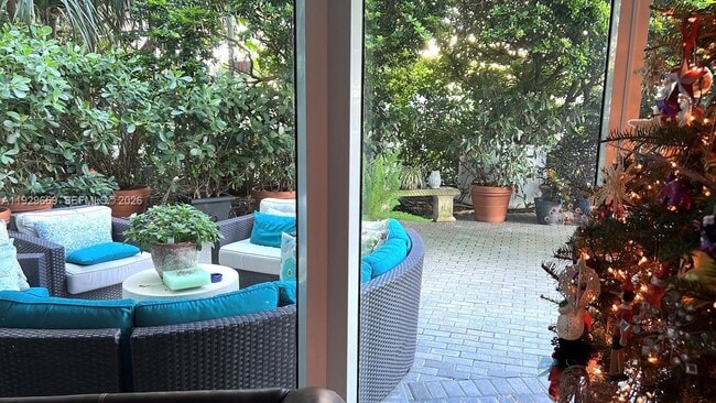 Building Photo - 1000 South Pointe Dr