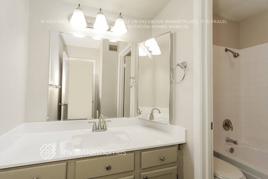 Building Photo - 11018 N 60th Dr
