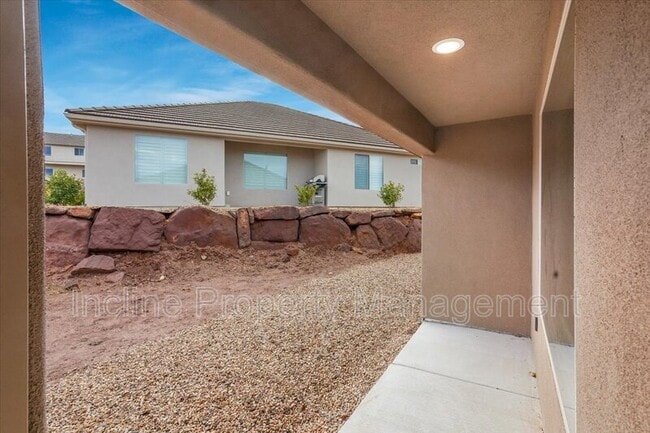 Building Photo - 2261 S Tonaquint Dr
