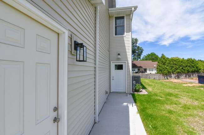 Building Photo - 735 Hoffman Rd