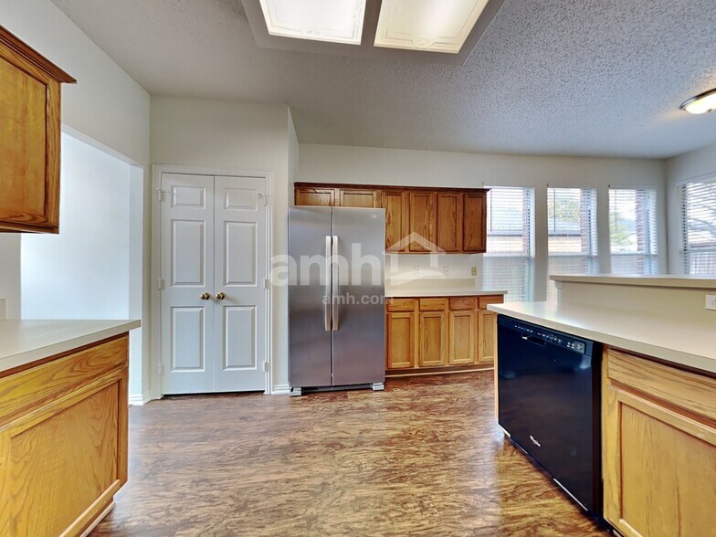 Building Photo - 2510 Valley Creek Dr