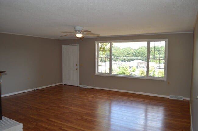 Building Photo - 127 Freedom Dr