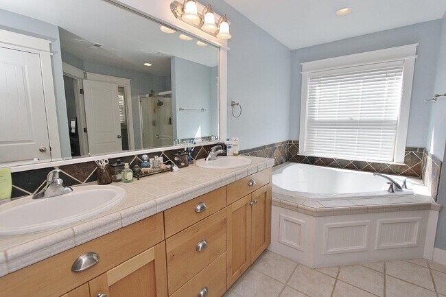 Building Photo - 3689 N Colbourne Way