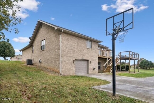 Building Photo - Spacious & Grand Living!!!