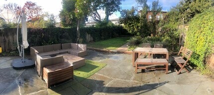 Building Photo - Sunny one bedroom house surrounded by lush...