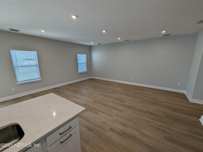 Building Photo - 251 Dahlia Falls Dr