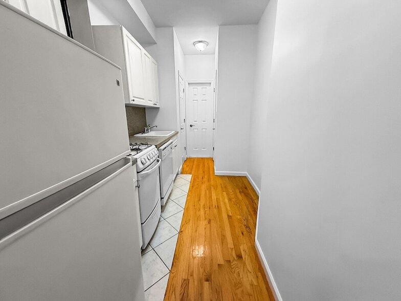 Building Photo - 147 E 90th St