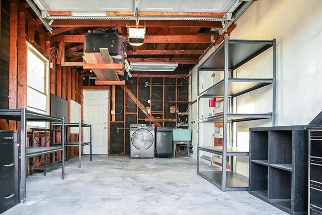 Building Photo - College Close 2 Bed 1 Bath