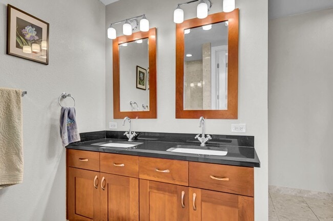 Building Photo - Fully Furnished 2 Bedroom 2 Bath High Rise with Strip Views